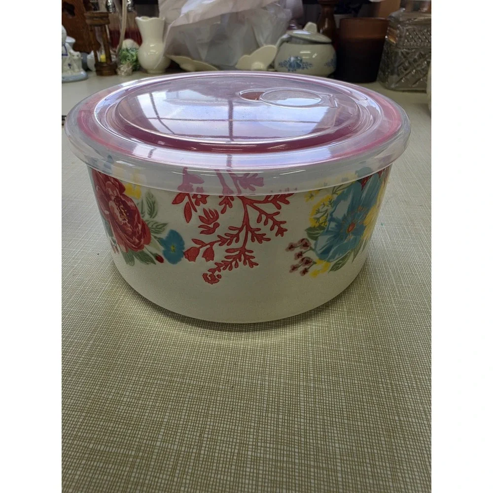 The pioneer woman fancy flourish bowl with lid